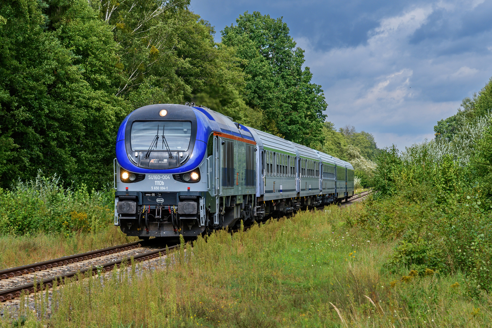 SU160-004