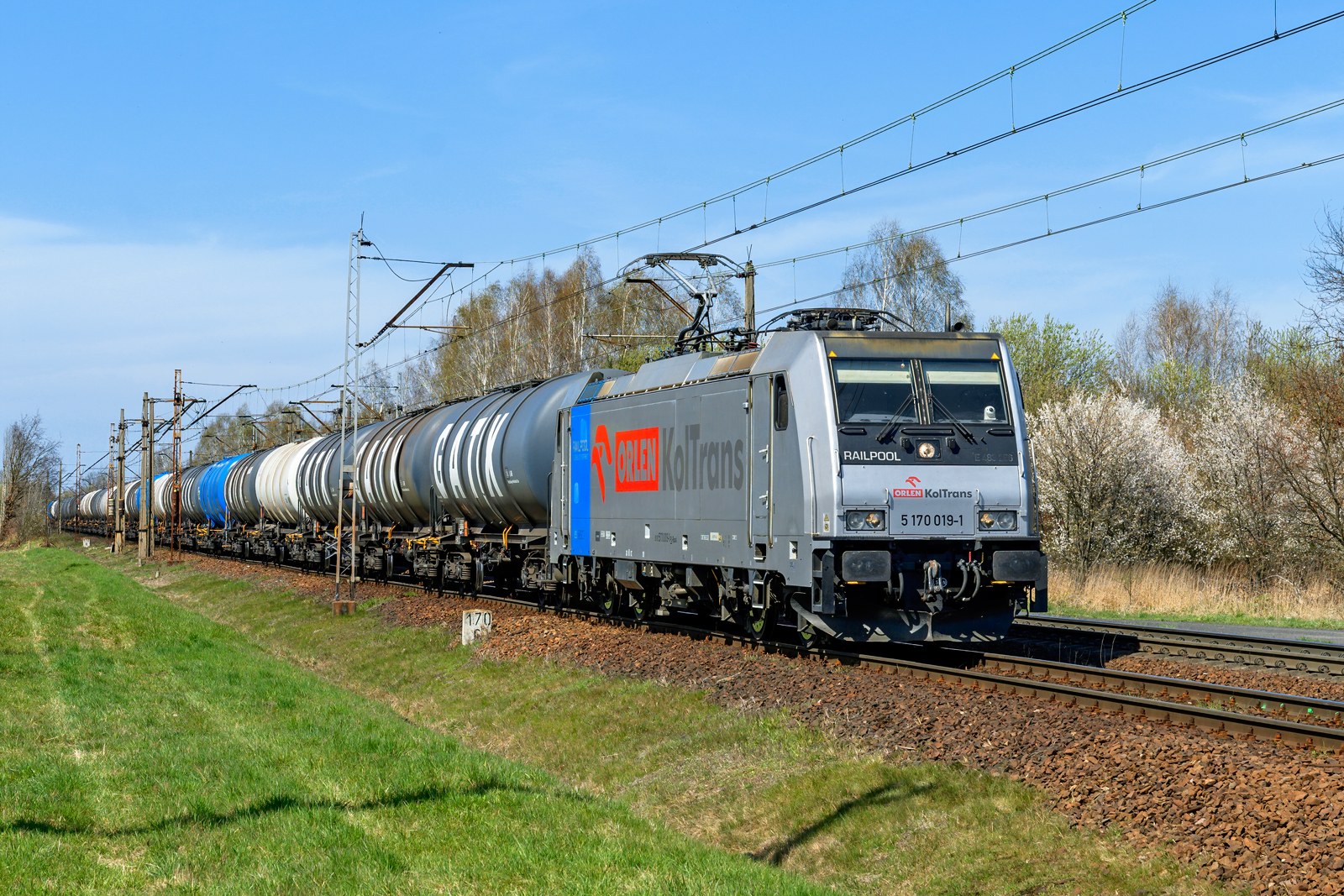 483 256